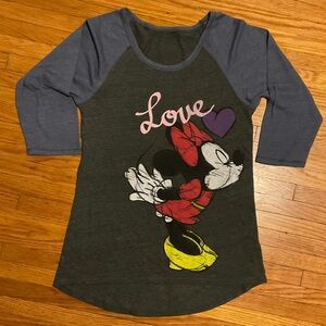 DISNEY MICKEY & MINNIE "KISSING" 3/4 sleeve Hi/Low Tee in super soft jersey Med